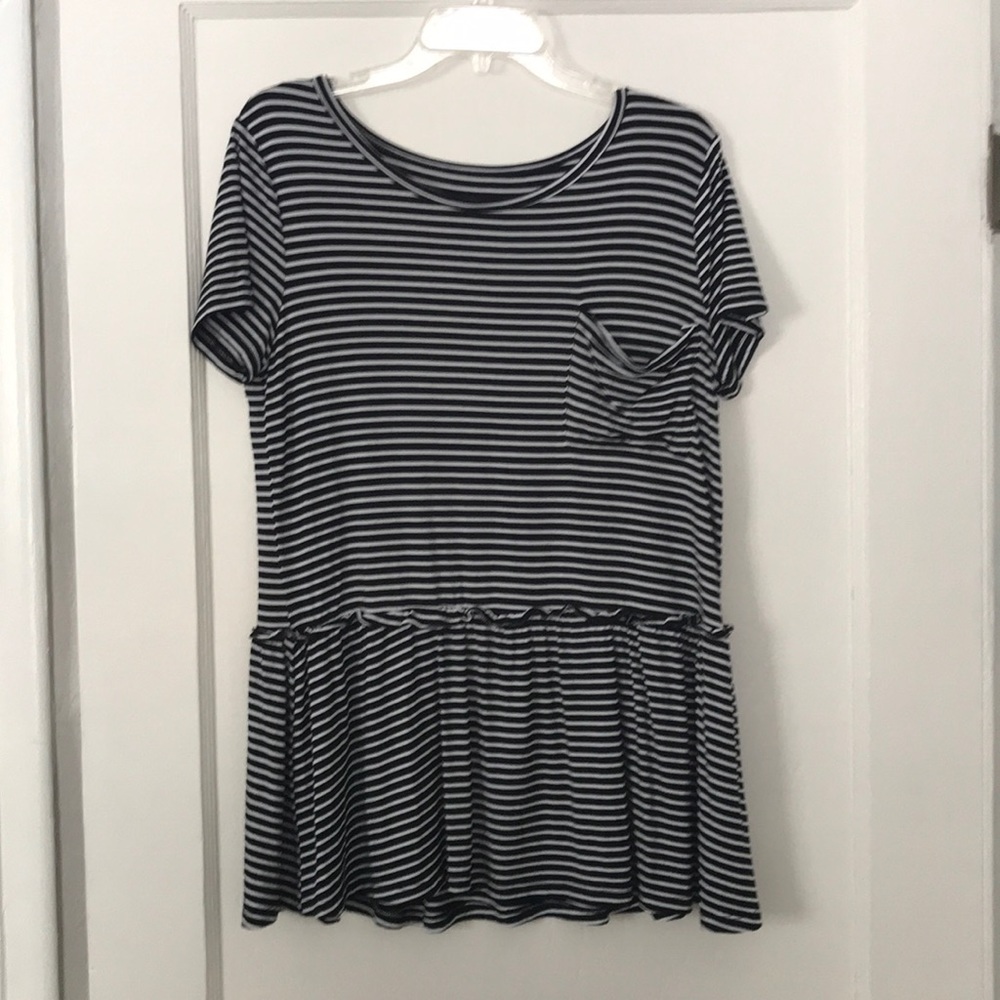 Size L black and white striped pocket peplum tee